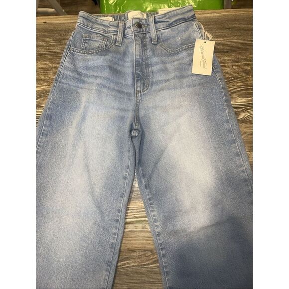 Women's High-Rise Wide Leg Jeans - Universal Thread Light Wash 2 Short. NWT. L - Picture 1 of 12